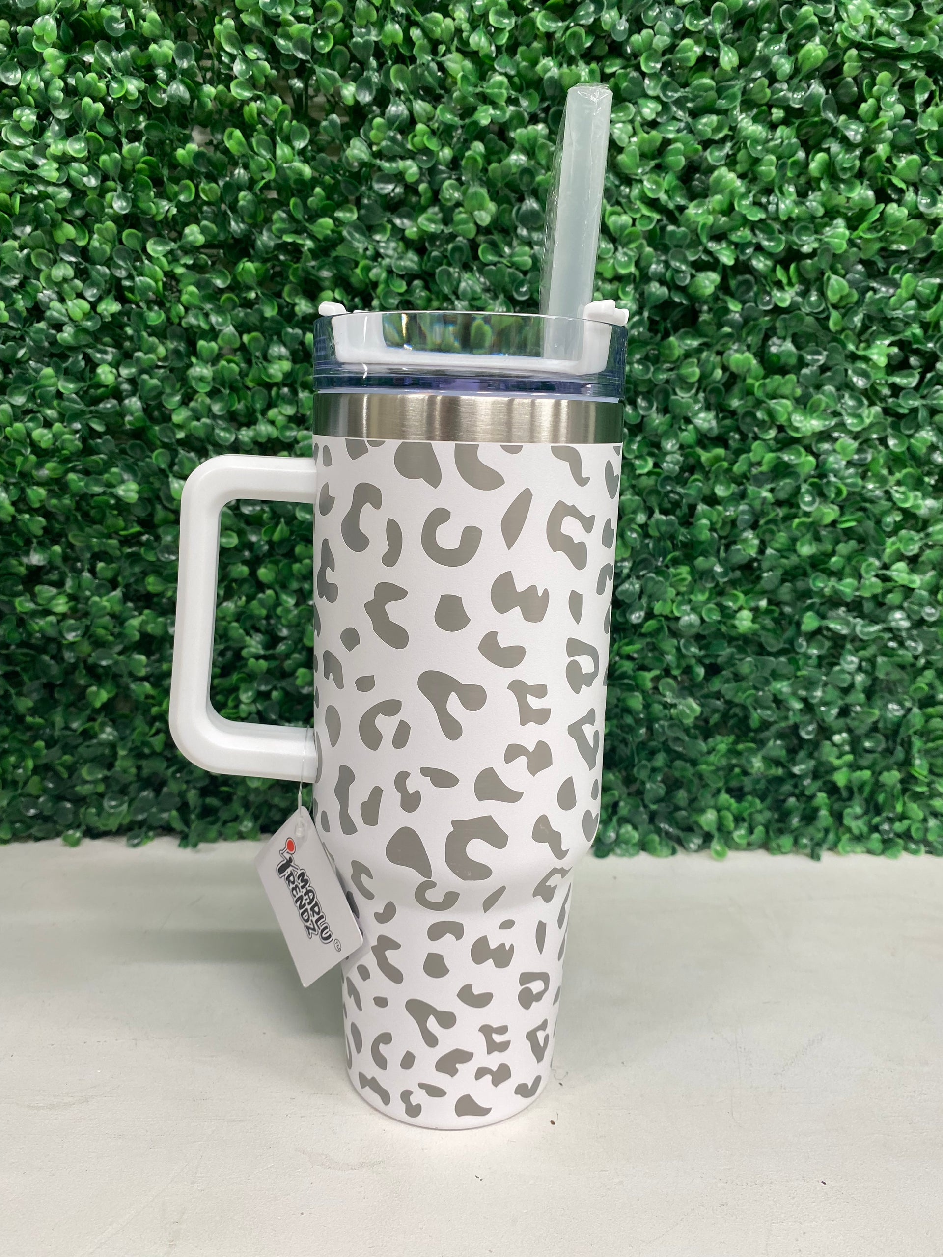 We're in our giving ERA, and we want to give away our new favorite SPILL  FREE straw tumbler, @brumate 40oz Era in WHITE LEOPARD 🤍🐆❄️…